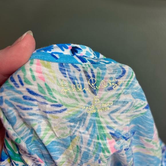 Lilly Pulitzer Etta V-Neck T-shirt in the Bermuda Blue Turtle Szn print - Picture 4 of 6
